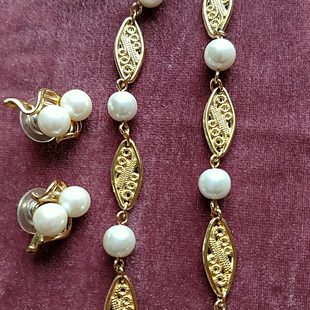 Pretty Gold & Pearl Necklace & Earrings Set!!!